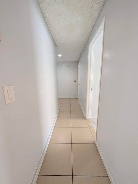 Building Photo - 914 W Alton Ave