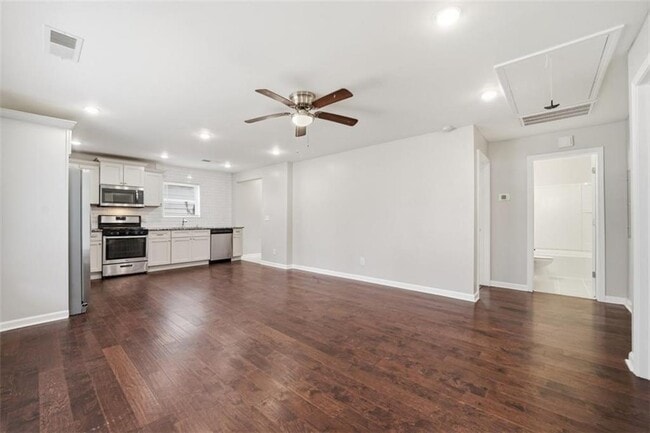 Building Photo - 250 Maple St