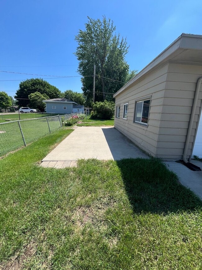 Building Photo - East Side 2 Bed/2 Bath w/ Bonus Room!