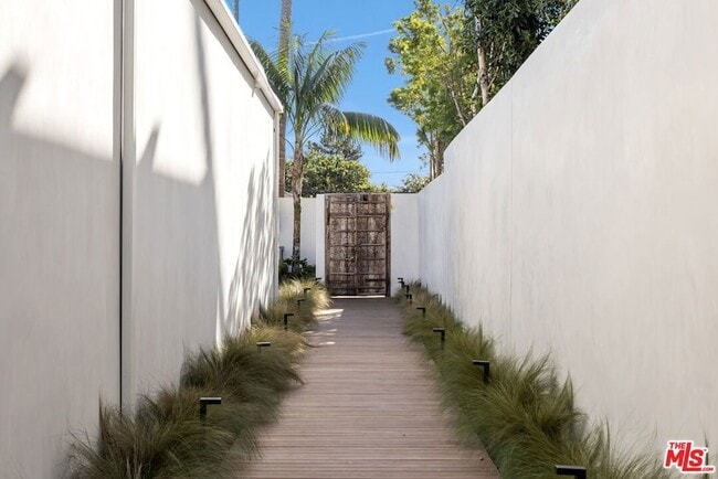 Building Photo - 913 Milwood Ave