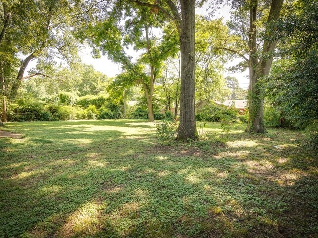 Building Photo - -Beautifully renovated 3 bedroom, 2 bathro...