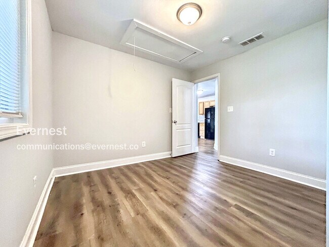 Building Photo - 7019 S Sweetwater Rd