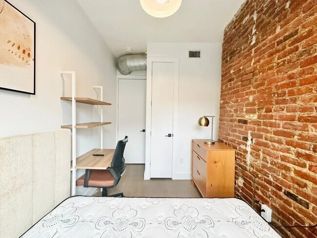 Building Photo - Furnished room/NOT APARTMENT