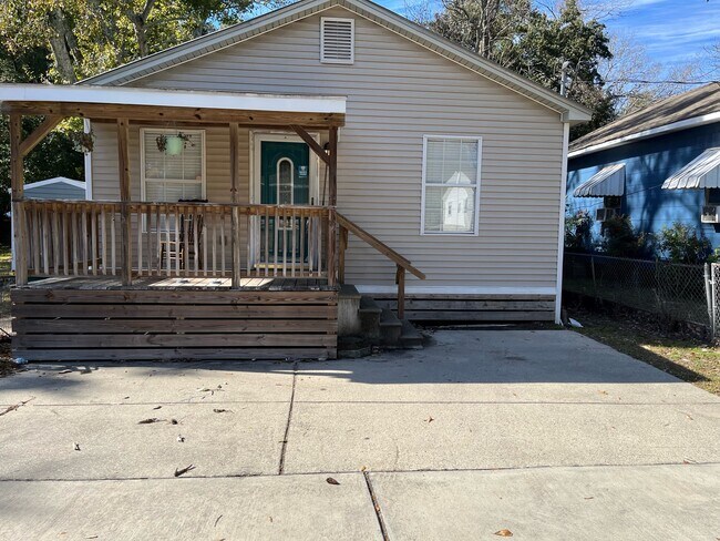 Primary Photo - 239 Graham Ave