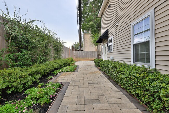 Building Photo - 2209 Nantucket Dr