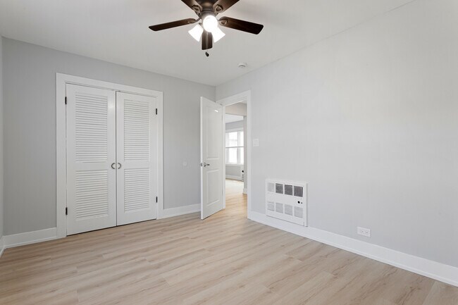Building Photo - 7634 N Eastlake Terrace