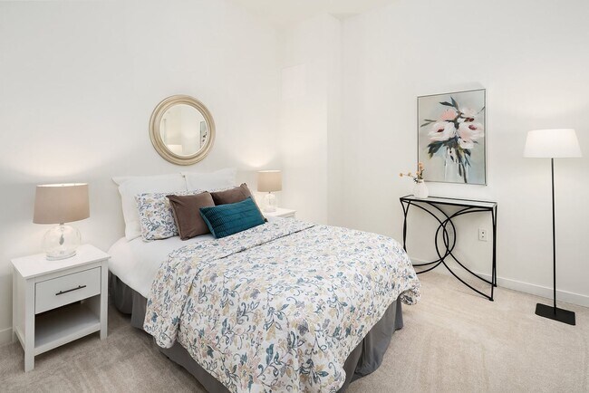 Building Photo - Fantastic Bellevue Townhouse with View...