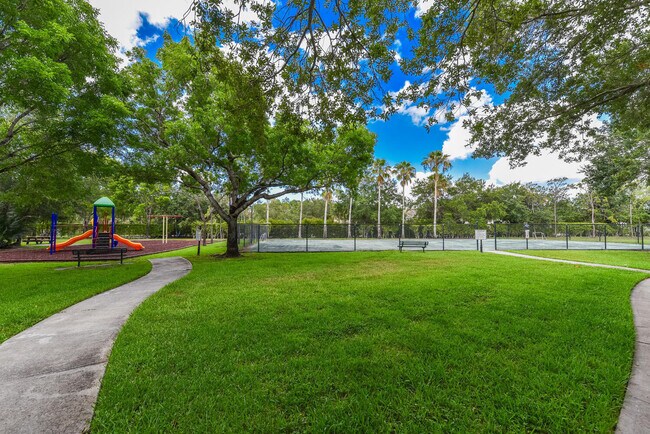 Building Photo - 1700 Crestwood Ct S