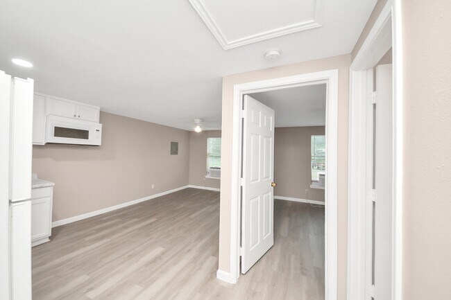Building Photo - 17111 River Rd