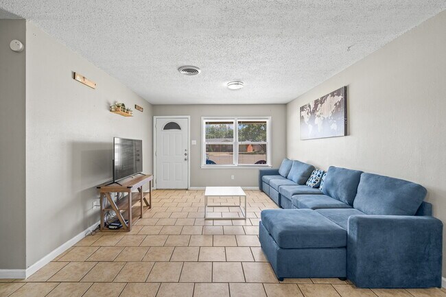 Building Photo - Charming 3/2/1 with Large Backyard
