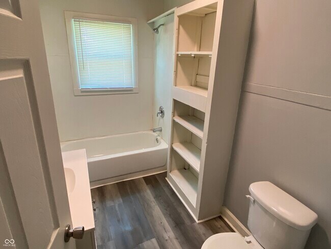 Building Photo - 15 N Riley Ave