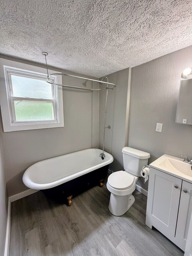 Building Photo - 4 Bedroom 1 Bathroom Single Family Home for Rent!