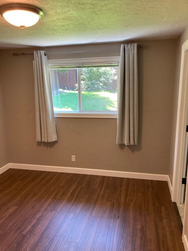 Building Photo - Nice 3 bedroom, 2 bath house in a great ne...