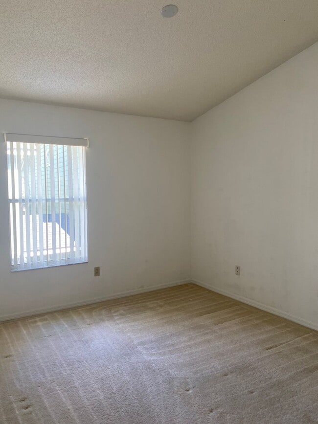 Building Photo - Spacious 3 Bedroom's, 2.5 bath condo in Lakeview Village.