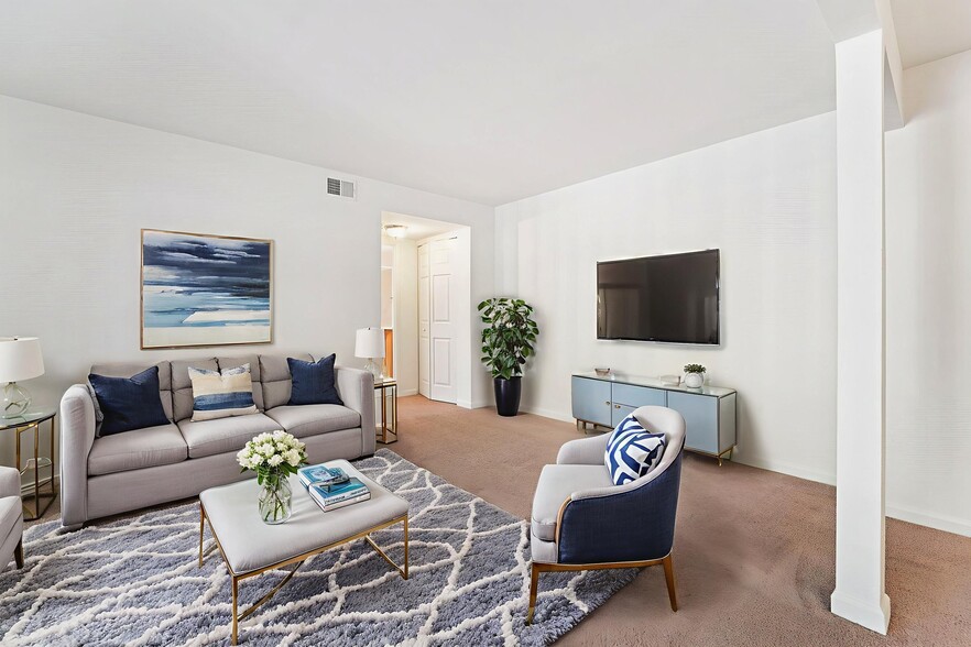 1BR, 1BA - 692SF - Living Room - Foxborough Estates