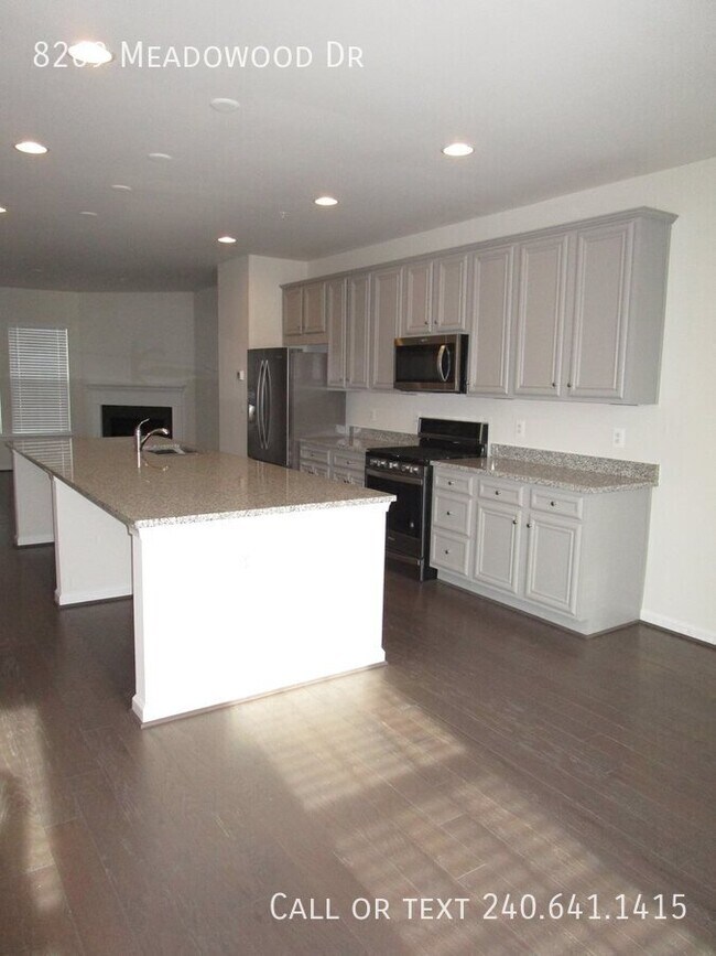 Building Photo - 8269 Meadowood Dr