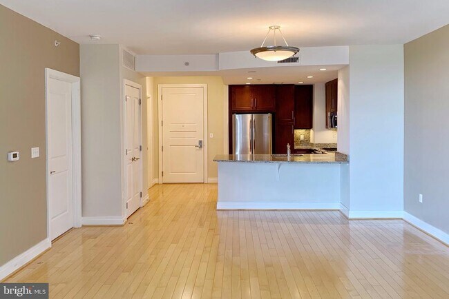 Building Photo - 8220 Crestwood Heights Dr