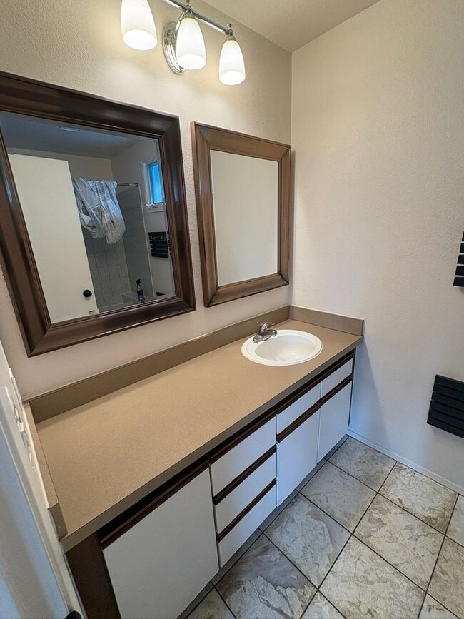 Building Photo - Private 3 bdrm custom home on acreage