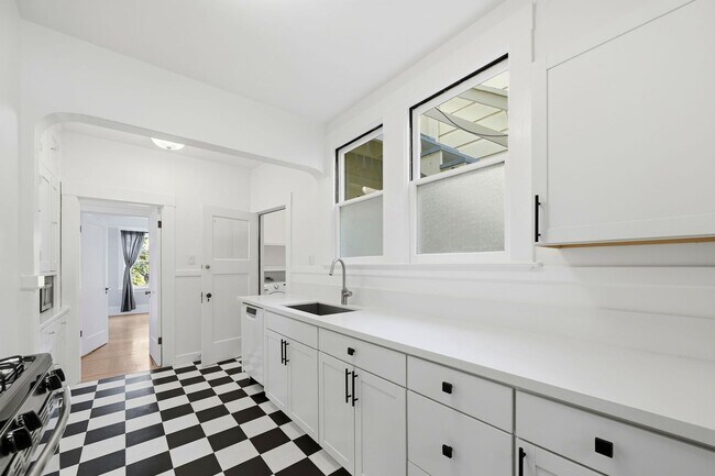 Building Photo - Light Filled Condo in Noe Valley+ Parking Included+ Laundry In unit - Please Contact for Showing ...