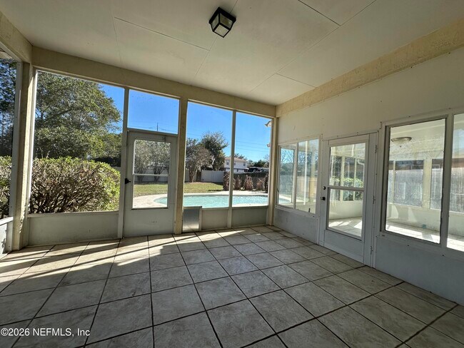 Building Photo - 1557 Mountain Lake Dr E