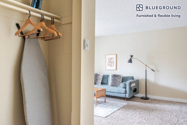 Building Photo - 950 E Hillsdale Blvd