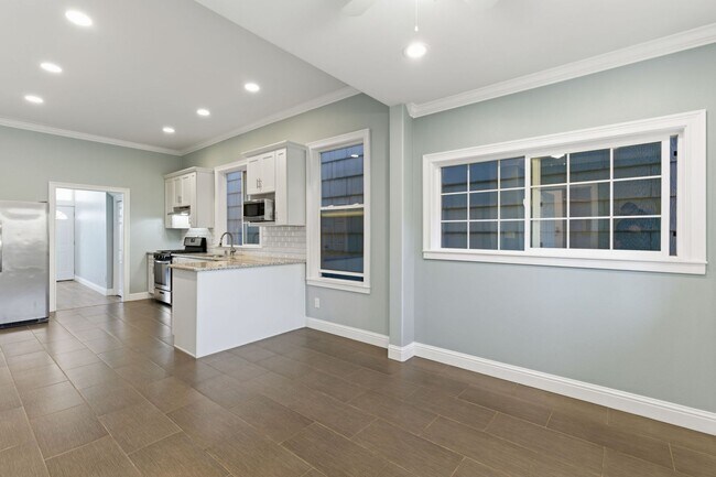 Building Photo - Bright & Modern 2BR Flat with Driveway Parking — Newly Renovated in Silver Terrace