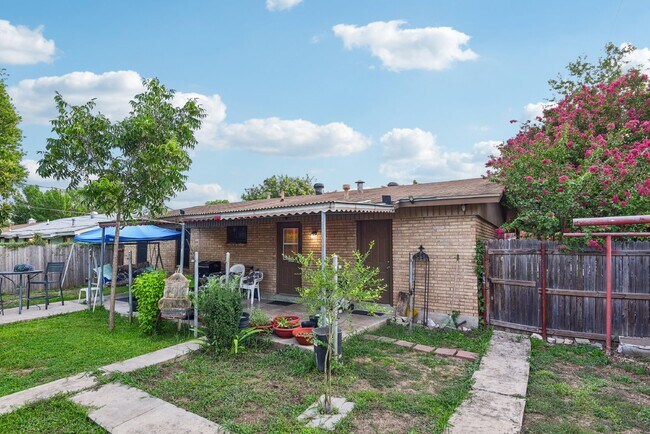 Building Photo - 1602 Lone Oak Ave