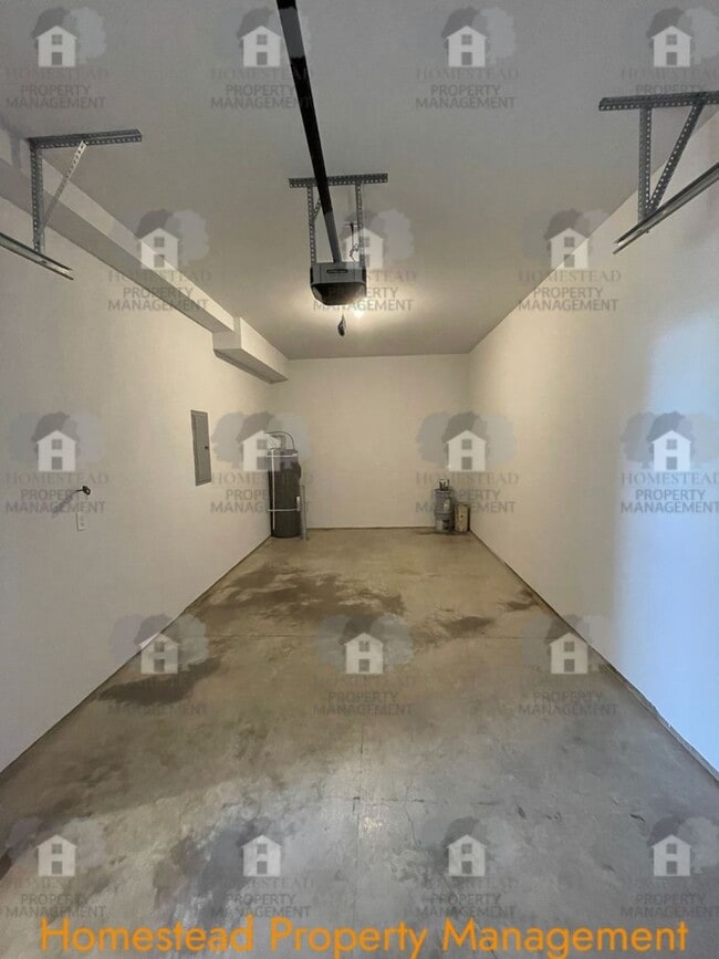 Building Photo - 186-188 SE Lacreole Dr