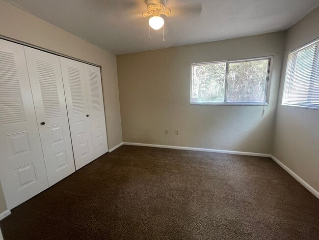 Building Photo - Discover the charm of Napier Oaks with this delightful 2-bedroom, 2-bathroom condo, perfectly sit...