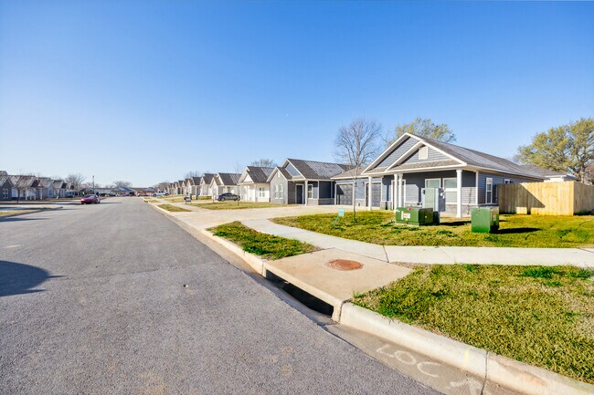 Building Photo - 900 Vly Oaks Ln