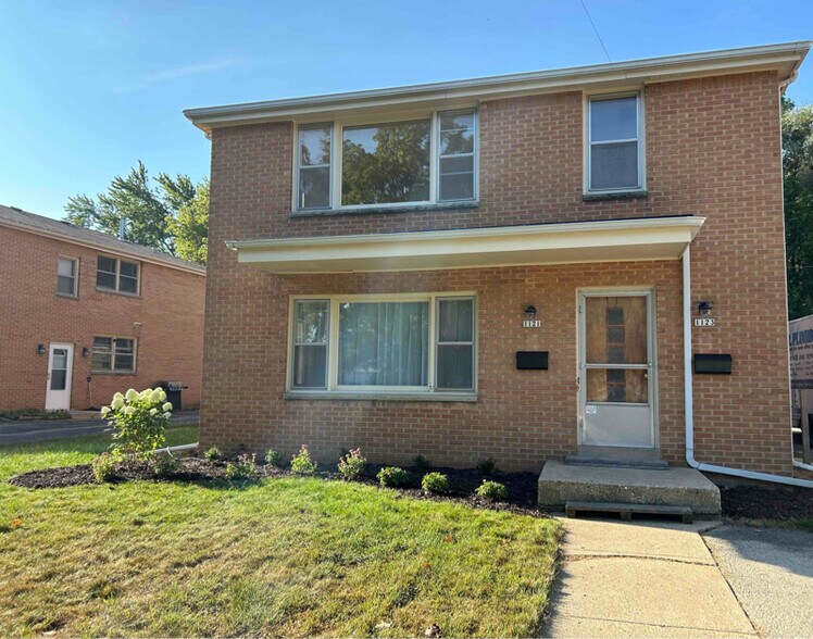 Building Photo - 1121 Summit Ave