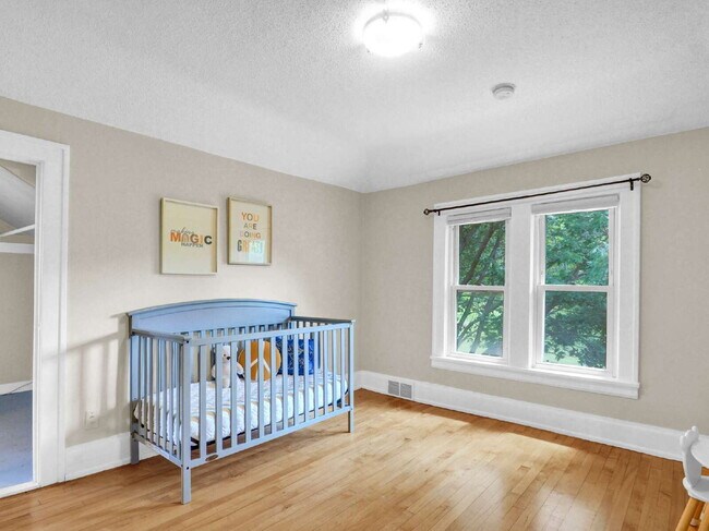 Building Photo - Spacious 5 bedroom home on Minnehaha Parkw...