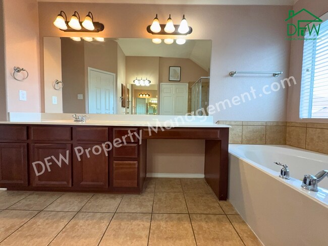 Building Photo - Elegant and Spacious 5-Bedroom Home for Lease in Fort Worth
