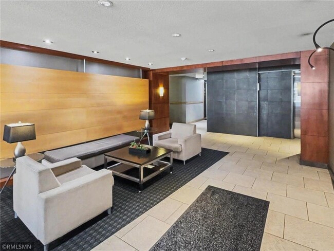 Building Photo - 2727 W 43rd St