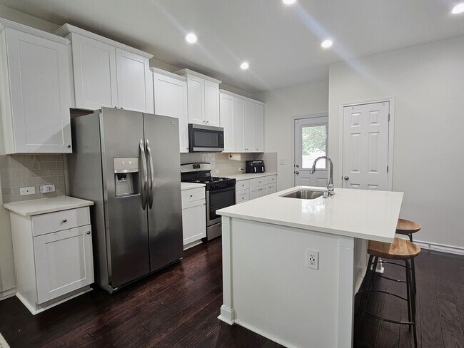 Building Photo - Adorable 3 Bed / 2.5 Bath Home in 51 East