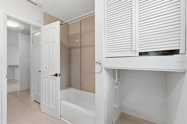 Building Photo - 7133 Pinewood Dr