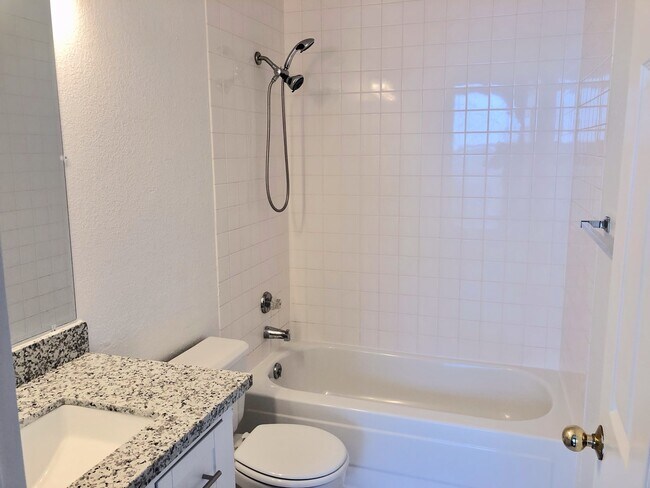 Building Photo - Bellevue Townhouse