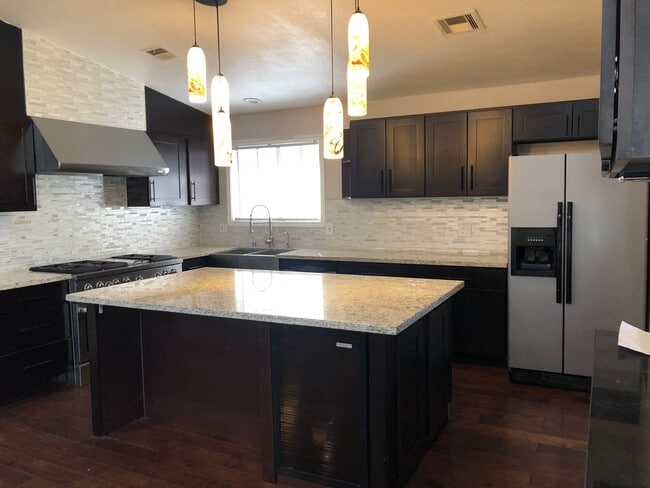 Building Photo - 4 BEDROOM / 2 BATH SINGLE FAMILY HOME W/ CASITA