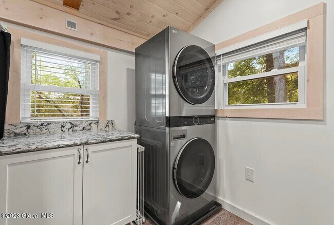 Building Photo - 374 Middle Rd