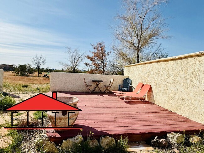 Building Photo - AVAILABLE NOW!!