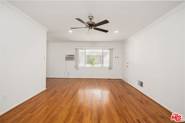 Building Photo - 256 S Doheny Dr