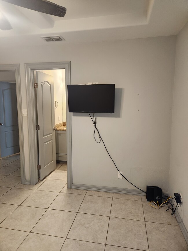 Building Photo - 709 E 3rd St