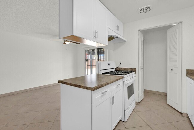 Building Photo - Great 3 bed 2 bath home with a pool!