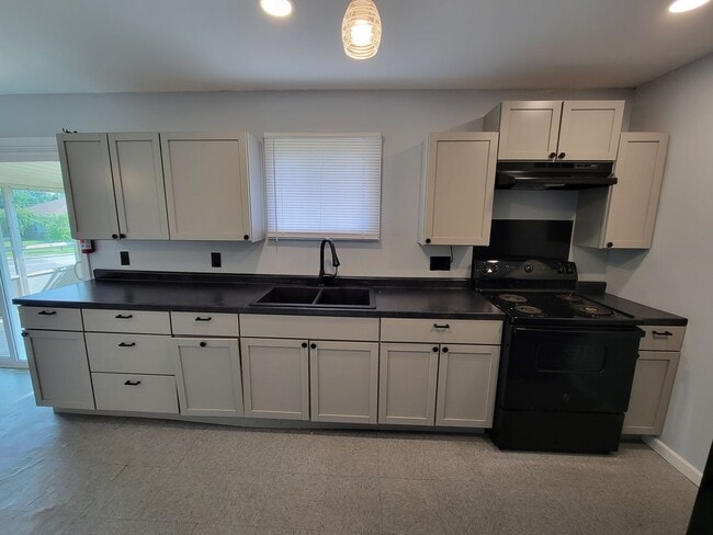 Building Photo - 3 bed, 1 bath, Close to South Bend Airport