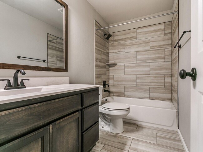 Building Photo - 3bed/2bath Home Available in the Heart of ...