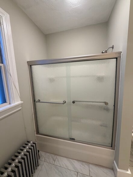 Shower/Bath - 24 Lee St