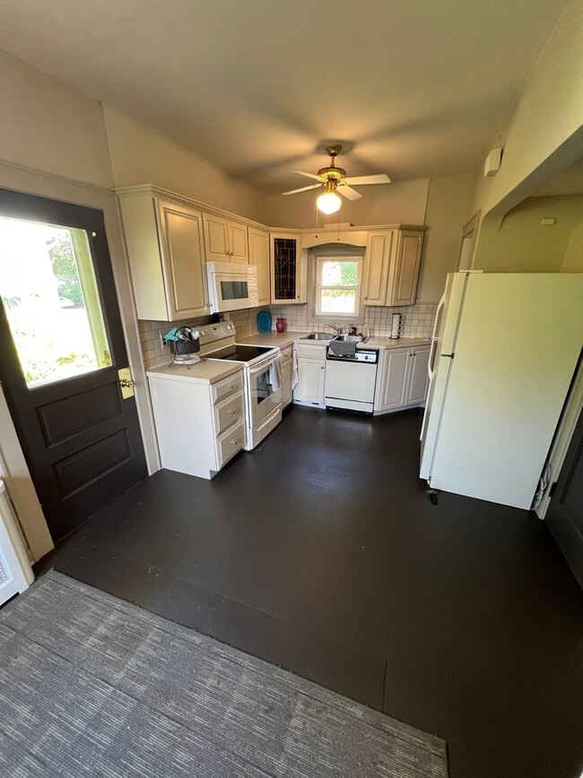 Building Photo - Beautiful 4 BR Brick Cape Cod in Lancaster!