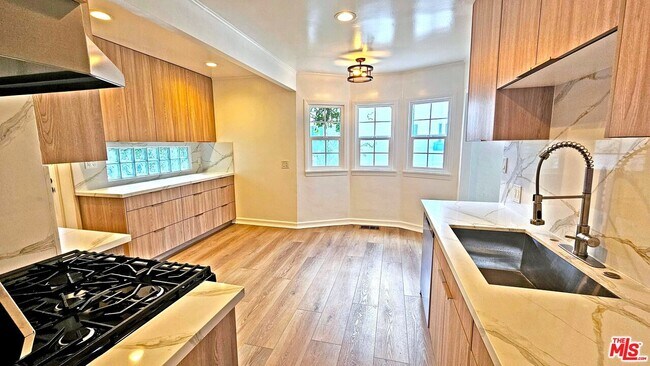 Building Photo - 132 S La Peer Dr