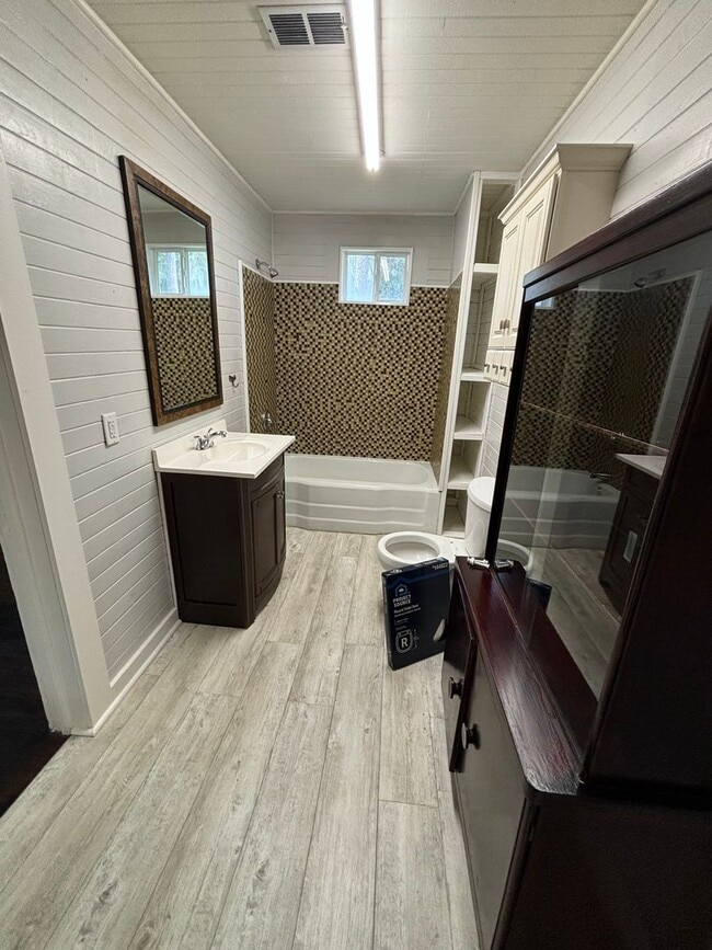 Building Photo - Charming 3 Bedroom Home with Rustic Farmho...