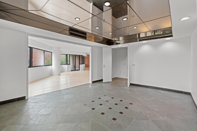 Building Photo - 1015 33rd St NW